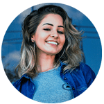 jeune femme blonde souriante, cheveux longs qui porte un t-shirt bleu clair et par-dessus une chemise en jean ouverte