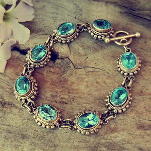 bijou, bracelet argent pierres turquoises posé sur une souche de bois et à coté de fleurs blanches, issu de la Collection Fantaisie de La Vie en Or