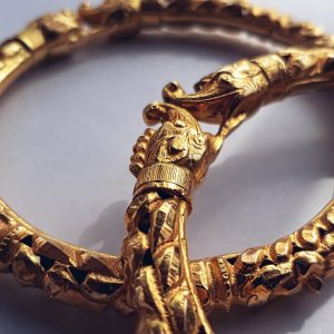 2 Bracelets en or frappé, bracelets superposés, tête de dragon pour fermoir, bijou en or