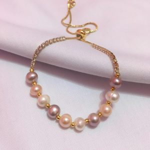 bijou, bracelet en or, perles de culture, perles nacrées rose, blanc et mauve, issus de la Collection Or de La Vie en Or