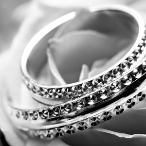 3 alliances de différentes tailles, petits diamants tout autour des alliances, bijoux