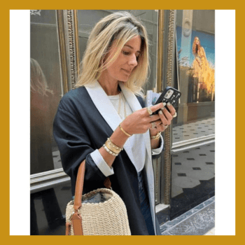 portrait d'une femme blanche, jolie, aux cheveux blonds, la tête penchée sur le côté, souriante, visage allongé